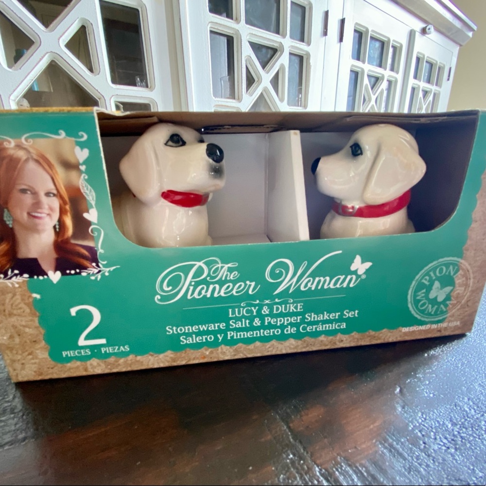 NIB The Pioneer Woman Lucy and Duke salt and pepper shakers